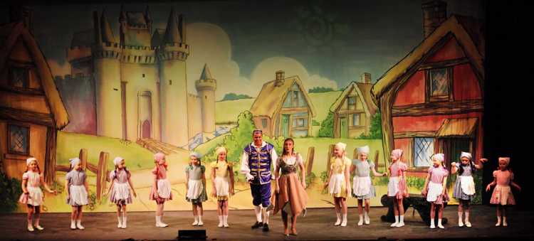 Cinderella Pantomime Broxbourne: Buttons, Cinderella and Jason Kids