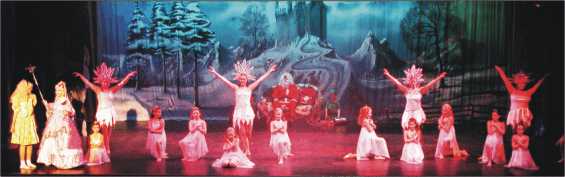Broxbourne Theatre Company : Goldilocks Pantomime Scene 2004/2005 at Broxbourne Civic Hall